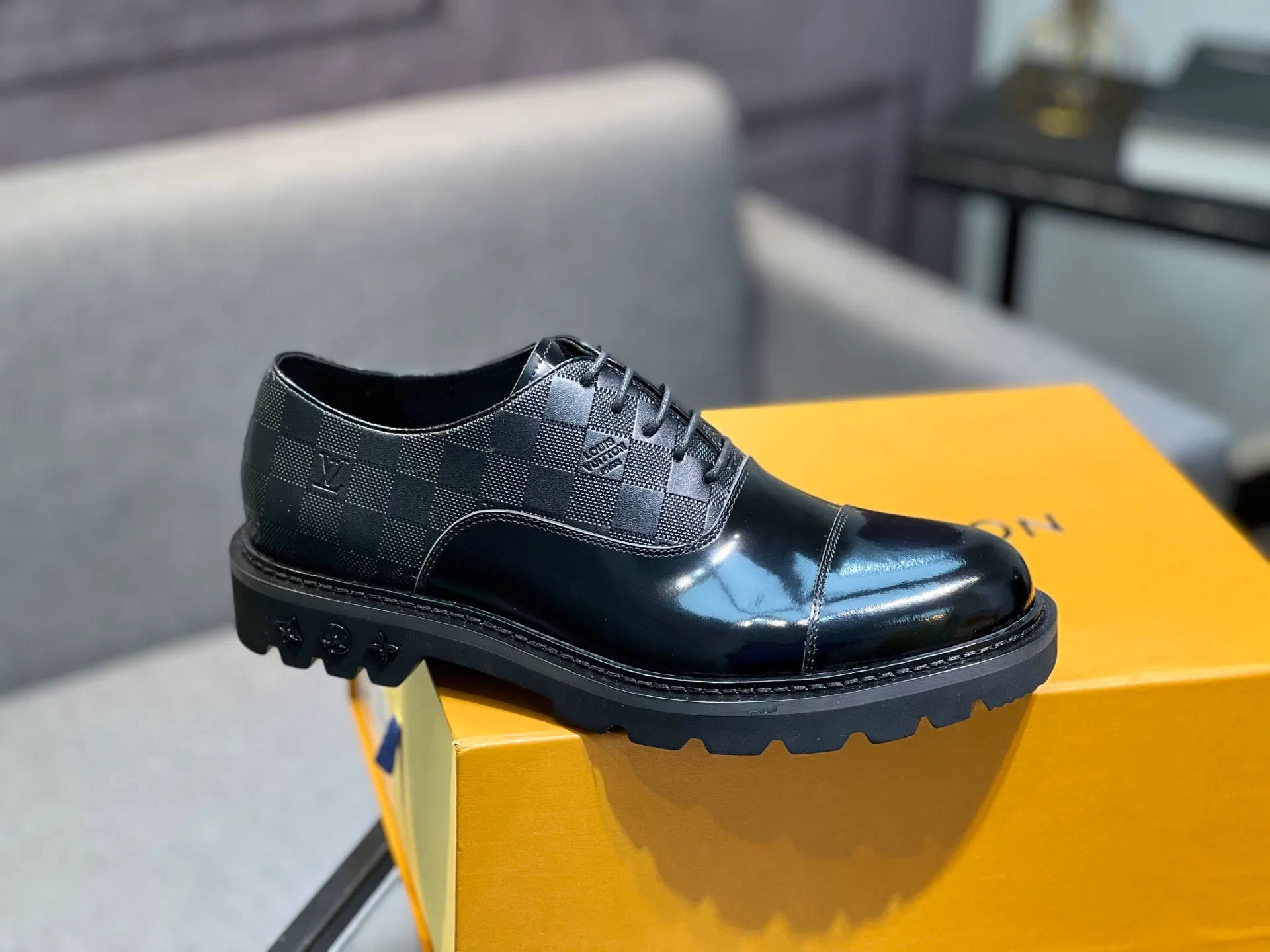 Men's shoes 💰820 [LV] - High-end quality - Upper: 🔝 tumbled cowhide, Nappa cowhide, brand logo sewn on shoe body - Lining: cowhide, foot pads; water-dyed cowhide - Outsole: TPR·rubber foam; two-color molded outsole -Super high quality control·Fine workmanship: highlighted (high-end·luxury·grade) -Size: 39-44 (38 45 can be customized)